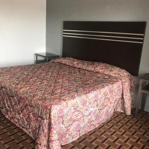 Postel nebo postele na pokoji v ubytování Guest Inn