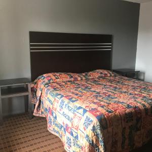 Postel nebo postele na pokoji v ubytování Guest Inn