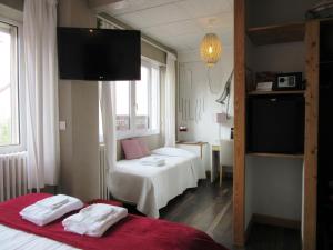 Postel nebo postele na pokoji v ubytování Logis Hôtel des Causses