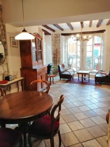 salon z drewnianym stołem i krzesłami w obiekcie Piazza Grande Apartment w Rovinj