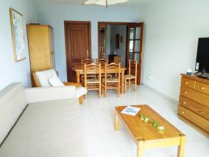 TV a/nebo společenská místnost v ubytování Apartamento fontiñas Sanxenxo montalvo