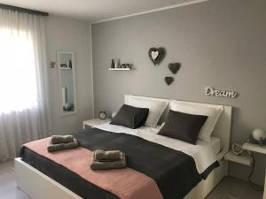 Un dormitorio con una cama grande con dos bolsas. en Draga, en Crikvenica