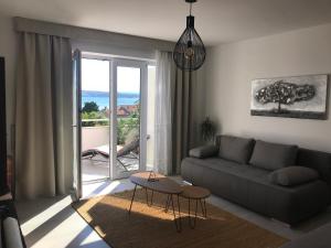 sala de estar con sofá y vistas al océano en Draga, en Crikvenica