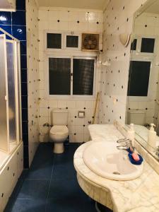 uma casa de banho branca com um WC e um lavatório em very comfortable and cozy em Cairo