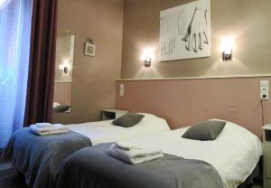 Postel nebo postele na pokoji v ubytování Logis Hôtel des Causses