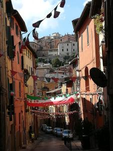 un callejón con banderas y edificios en una ciudad en CENTRAL- VIEWS - AIR CONDITIONING - Easy Parking -SELF CHECK In, en Perugia