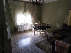 sala de estar con mesa, sillas y ventana en Casa Rural Villa de Ambel, en Ambel