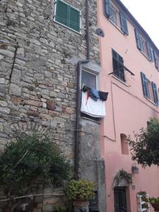 una persona colgando de una ventana de un edificio en Da Giusè, en Trebiano