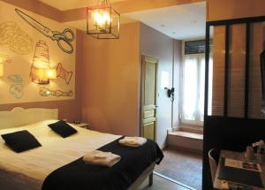 Cama ou camas em um quarto em Logis Hôtel des Causses