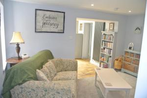 sala de estar con sofá y silla en Higher Brockwell Annexe, en Wootton Courtenay