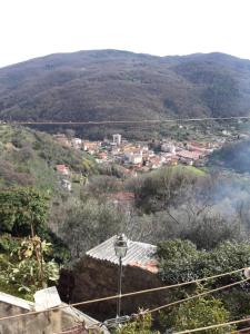 - Vistas a la ciudad desde una colina en Da Giusè, en Trebiano