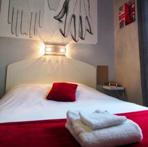 Postel nebo postele na pokoji v ubytování Logis Hôtel des Causses