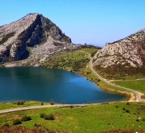 a large lake in the middle of a mountain at Apartamentos La Venta in Soto de Cangas