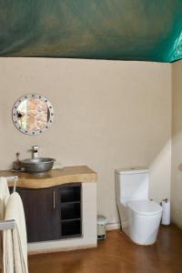 A bathroom at Wild Ivory Eco Lodge