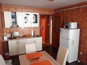 A kitchen or kitchenette at Kiscsillag apartman