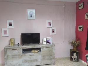 Μια τηλεόραση ή/και κέντρο ψυχαγωγίας στο Casa Rural Villa de Ambel