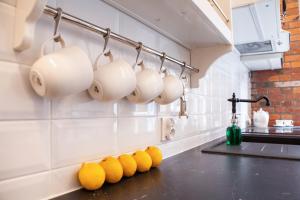 a row of lemons on a counter in a kitchen at Apartamenty Pocztowa in Bydgoszcz