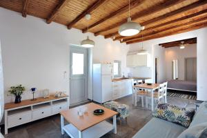 una sala de estar con un sofá y una mesa en Kalivitis Boutique House, en Zefiría