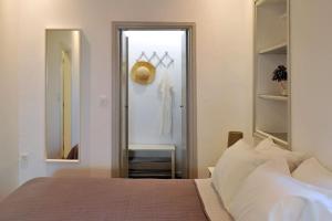 un dormitorio con una cama y un espejo en Kalivitis Boutique House, en Zefiría