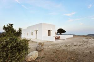 una casa blanca en la cima de una colina en Kalivitis Boutique House, en Zefiría