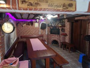 un restaurant avec une table et une cheminée en briques dans l'établissement Villa Mirela, à Maretić