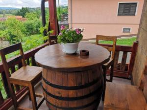 une table en bois avec une plante en pot sur un balcon dans l'établissement Villa Mirela, à Maretić