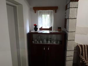 Cette chambre dispose d'une armoire avec des tasses et d'une fenêtre. dans l'établissement Villa Mirela, à Maretić 27 autres photos