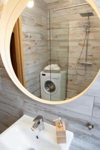a bathroom with a sink and a washing machine at Apartamenty Pocztowa in Bydgoszcz