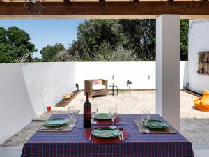 una mesa con una botella de vino y copas en Casa da Fonte / Fountain House, en Monsaraz