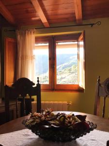 einen Esstisch mit Blick auf ein Fenster in der Unterkunft Casa Barrero in Robledillo de Gata