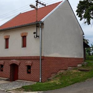 un edificio de ladrillo blanco y rojo con techo rojo en Penzion Na Vyhlídce, en Čejkovice