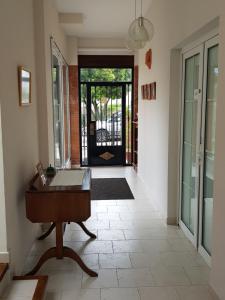 擻莫的住宿－Apartamentos Hacienda de Arna，门前设有书桌的走廊