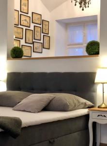 A seating area at Frank Apartman Deluxe