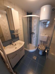 Ένα μπάνιο στο Sunrise Apartments +25 φωτογραφίες