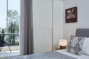 A bed or beds in a room at Chic One Bd Apartment with Hilton View