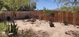 Ein Garten an der Unterkunft Joshua Tree Bugalow - Downtown