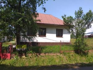 Casa blanca con techo rojo y valla en Turistická ubytovňa Chalupa Runina 8, en Runina
