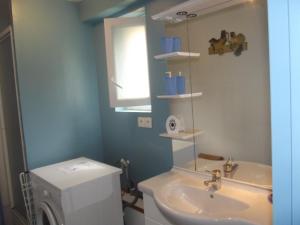 ウィッサンにあるGite De La Riviereのバスルーム(洗面台、トイレ付)、窓が備わります。