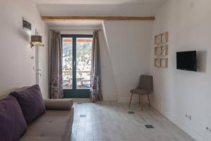 sala de estar con sofá y ventana en Apartmani Terase, en Konjska Reka