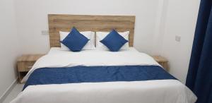 Postel nebo postele na pokoji v ubytování Duqm Suites