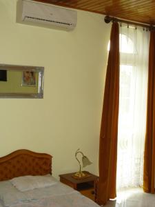 バラトンフレドにあるRoyal Villaのベッドルーム(ベッド1台、窓付)