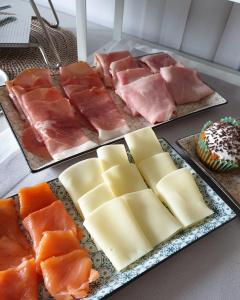 um monte de diferentes tipos de carnes e queijos em G&G FIRENZE SUITES em Florença