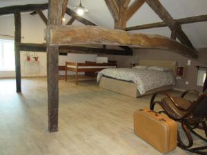 La Maison des Graves في Pujols Gironde: غرفة كبيرة مع سرير وحقيبة