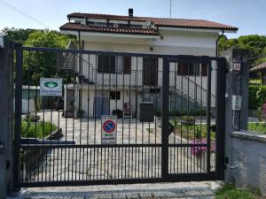 un cancello di fronte a una casa con dei cartelli sopra di Bed And Breakfast Del Lago ad Avigliana