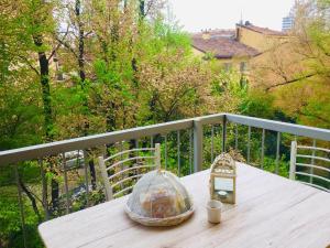 - une table en bois sur un balcon avec un panier de nourriture dans l'établissement Casa Valle 3, à Vérone