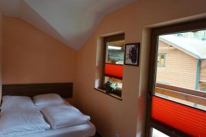 una piccola camera con letto e finestra di NATURA PARK Ustronie Morskie - domki, apartamenty a Ustronie Morskie