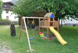 un parque infantil con un tobogán y un juego de juegos en Apartmenthaus Juen en Zams