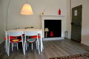 a room with a table and chairs and a fireplace at B&B Casale Fonte Vecchia in Monteprandone