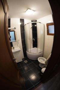 A bathroom at Vila Trandafir