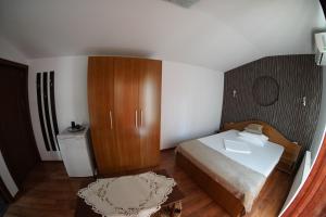 Postel nebo postele na pokoji v ubytování Vila Trandafir